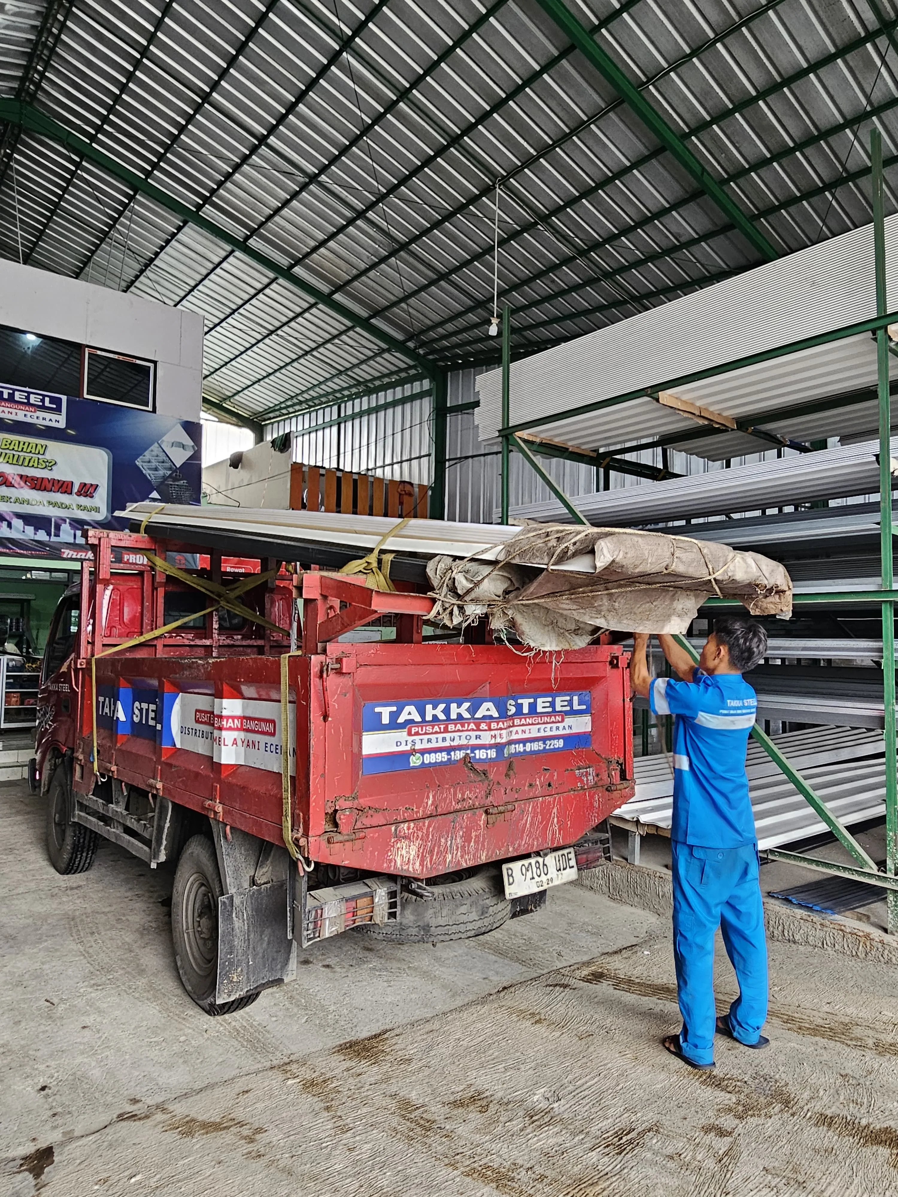 Tim Takka Steel memuat material baja ke armada