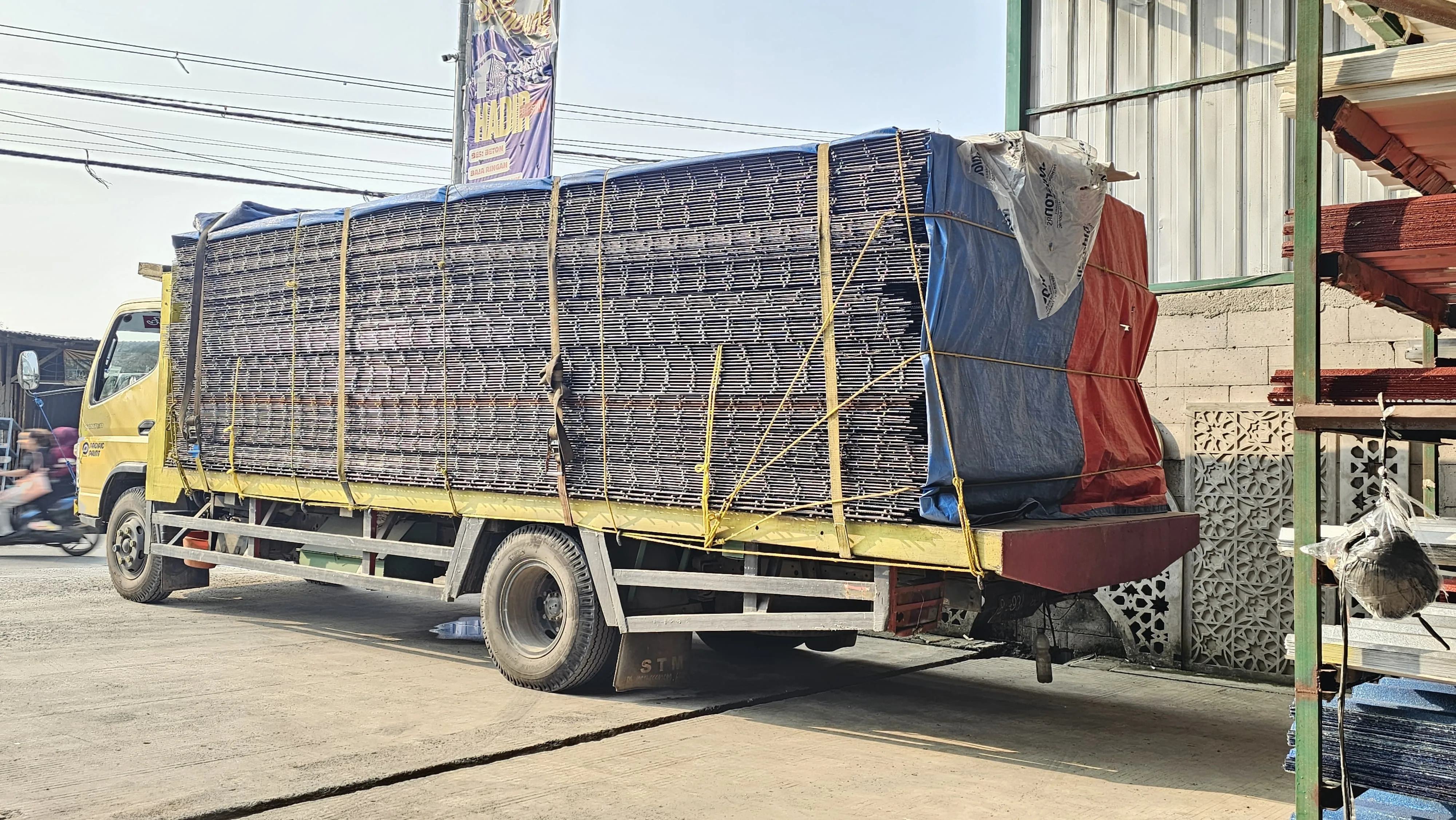 Armada Takka Steel memuat besi wiremesh
